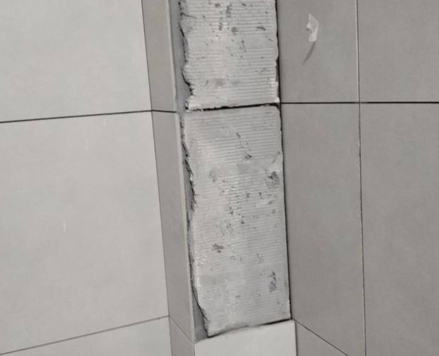 白银市瓷砖空鼓维修公司分享下瓷砖施工前基层浇水润湿程度不足，可能导致以下问题