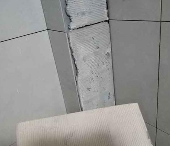 白银市瓷砖空鼓维修公司分享下厨房瓷砖脱落的补救措施。